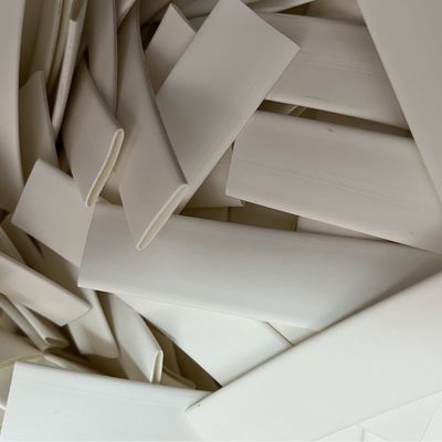 Καλή τιμή θερμότητα τοίχων 12.7mm η άσπρη διπλή συρρικνώνεται τη σωλήνωση, άσπρη ευθυγραμμισμένη κόλλα Polyolefin σωλήνωση σε απευθείας σύνδεση