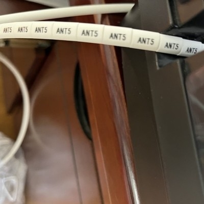 Καλή τιμή η άσπρη θερμότητα 2.5mm συρρικνώνεται Sleeving σε απευθείας σύνδεση